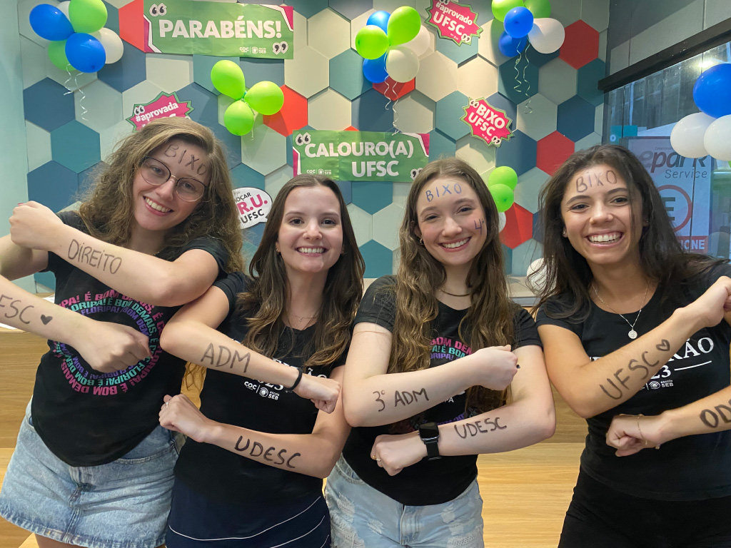 Jovens descendo uma escada.