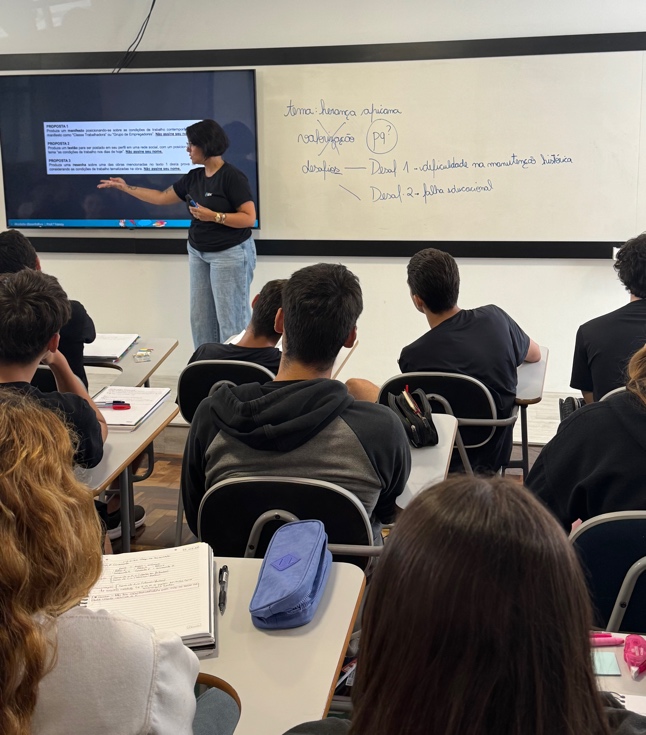 Três pessoas conversando.